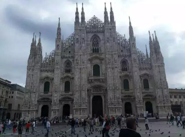 久盛地板員工首批歐洲四國游抵達意大利.jpg 久盛地板員工首批歐洲四國游抵達意大利.jpg