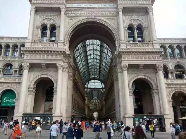 久盛地板員工首批歐洲四國游抵達意大利.jpg 久盛地板員工首批歐洲四國游抵達意大利.jpg