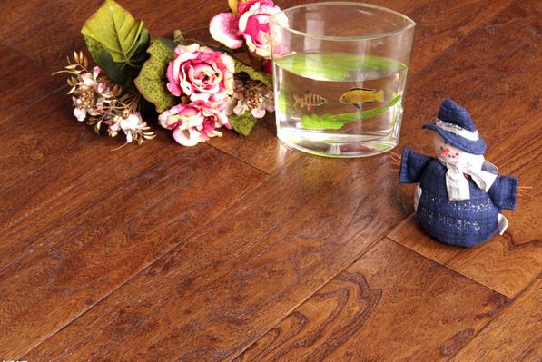 危機漩渦悄然來襲 地板企業把握全局.jpg 危機漩渦悄然來襲 地板企業把握全局.jpg