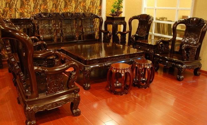 中低端紅木家具逐漸走俏 平民消費時代悄然到來.jpg 中低端紅木家具逐漸走俏 平民消費時代悄然到來.jpg