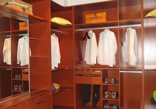 低價促銷難博眼球 衣柜企業“以情動人”.jpg 低價促銷難博眼球 衣柜企業“以情動人”.jpg