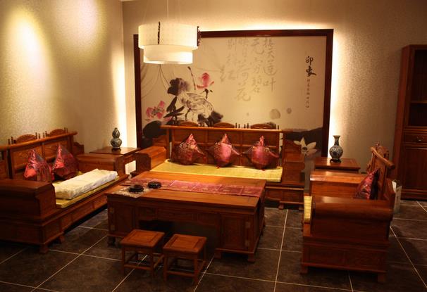 新中式家具蜂擁而至 部分產(chǎn)品被疑“嘩眾取寵”.jpg 新中式家具蜂擁而至 部分產(chǎn)品被疑“嘩眾取寵”.jpg