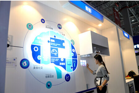 海爾廚影廚衛(wèi)展上讓廚房秒變家庭影院.jpg 海爾廚影廚衛(wèi)展上讓廚房秒變家庭影院.jpg