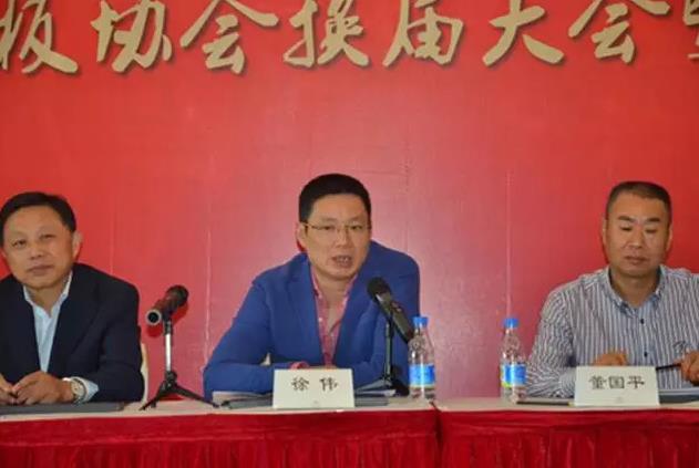 南星家居董事長(zhǎng)徐偉出任浙江地板協(xié)會(huì)會(huì)長(zhǎng).jpg 南星家居董事長(zhǎng)徐偉出任浙江地板協(xié)會(huì)會(huì)長(zhǎng).jpg