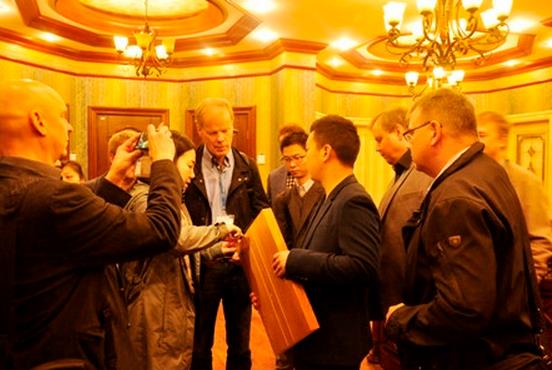 芬蘭木業(yè)公司代表團(tuán)走進(jìn)千川木門參觀交流.jpg 芬蘭木業(yè)公司代表團(tuán)走進(jìn)千川木門參觀交流.jpg