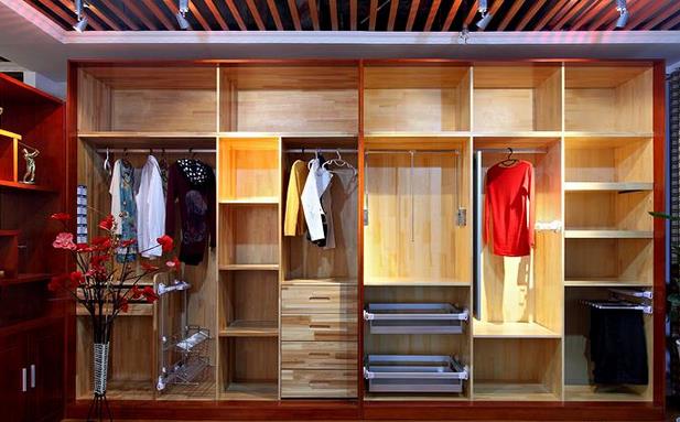 衣柜企業若想成功實現“自救”,需多在顧客身上下功夫.jpg 衣柜企業若想成功實現“自救”,需多在顧客身上下功夫.jpg