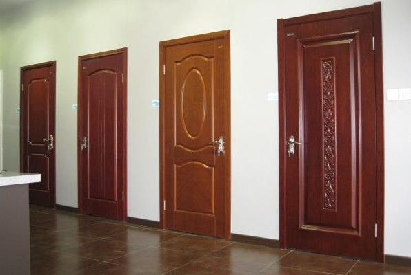 消費者如何在選購的時分辨出實木門的真偽.jpg 消費者如何在選購的時分辨出實木門的真偽.jpg