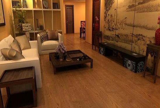 地板企業與其著“華服美衣”,不如腳踏實.jpg 地板企業與其著“華服美衣”,不如腳踏實.jpg