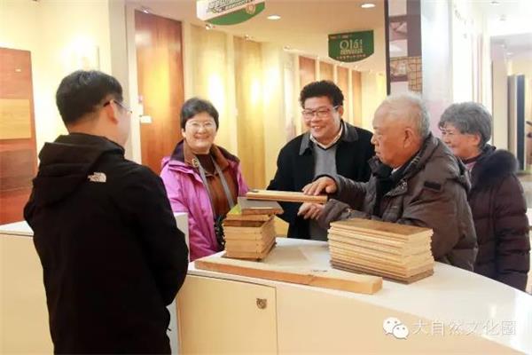 國務院參事團劉燕華一行蒞臨大自然家居參觀指導.jpg 國務院參事團劉燕華一行蒞臨大自然家居參觀指導.jpg