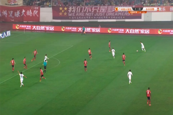 廣州恒大對戰(zhàn)長春亞泰的賽場邊上出現(xiàn)大自然家居logo.jpg 廣州恒大對戰(zhàn)長春亞泰的賽場邊上出現(xiàn)大自然家居logo.jpg