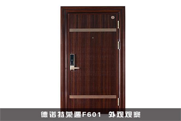 一扇門不僅將一個家與外界分隔開來，門的風格樣式同樣影響著居室的和諧美觀。伴隨著家居行業內五花八門的產品日益顯現，或許更多消費者會愈來愈傾向于購買簡約的產品。來自德諾特的榮遇F601安全門，便是簡約的最好代名詞。殊不知在這樣一款簡約的安全門之中，又能貼上“高科技”的標簽，下面跟隨小編來一探究竟。 【產品品牌】德諾特高端安全門 【產品名稱】德諾特榮遇F601 評測地點】浙江省金華市武義縣桐琴鎮五金大道1號 萬嘉集團新浪家居產品評測中心：服務消費者，關注消費者選購、裝修環節的所需，提供最客觀、最實用、最具價值的參考信息，從而指導消費者有效甄別產品，便捷消費，提升辨別產品能力；搭建起廠商與用戶的橋梁，降低消費者與廠商之間的信息不對稱；最終宣揚環保、節能、低碳等健康新理念的消費趨勢。 一、德諾特榮遇F601  外觀觀察 德諾特榮遇F601安全門在外觀上面，這款安全門沒有過多的修飾，反而這樣的設計更能突出簡約大方的特質。紅木色選取，在簡約、隨性中不失奢華的感覺。該款門的風格簡約、隨性、親和，外觀端莊大氣，將自然與美感展現的極具到位。 而巧妙之處就在于采用的拼接飾面，應用的是現今時尚元素的搭配技巧。淺色和深色相結合的不規則豎條紋，搭配上立體的豎條紋理，在柔和的光線下，仿佛折射出一道道迷人性感的光束。 二、德諾特榮遇F601  門板評測 德諾特榮遇F601室外門板采用的鍍鋅鋼板的材質，這樣既保證了進戶門的安全性，又大大提高了門的檔次。門板采用專用的涂裝工藝，真空噴涂，使表面的漆面豐滿細膩，紋理愈顯逼真立體。這樣的工藝并且能有效抵抗紫外線，為安全門罩上防曬的保護傘的同時，又起到防止門板顏色褪色的功能，從而延長安全門的壽命時間。 采用中式門框結構，1.0mm鋼芯鋼板，門厚度85mm，2.0mm鍍鋅鋼板，外寬邊。門扇內外包邊四角45度角，內置螺絲固定，著重細節，美觀大方。獨特門框內線條設計，內視美觀，框扇同色。五層加強防撬四面的外置包邊，為您的居家生活帶來更多精益求精的享受。 三、德諾特榮遇F601  五金評測 德諾特榮遇F601采用WJ-D01指紋密碼鎖，密碼界面清晰明了，規避傳統機械鎖具的安全漏洞，采用雙重防盜設計原理，融合智能指紋防盜，搭建相互獨立又互為一體的雙重防護系統。有效提取指紋細節特征，提高指紋防盜性能。采用的專利靜音自動鎖，讓開關和鎖門毫無壓力。除此之外，小編還發現這款鎖開啟起來十分靈活自如，無需大力，手指稍稍一轉就能開啟該鎖，能照顧到老人和小孩開鎖的不便，貼心呵護您的家人。 德諾特榮遇F601安全門采用獨特構造的三維可調鉸鏈，是萬嘉的專利產品。小編在推門的過程中，感受到整個推門的過程非常輕松，只要輕輕一推，便能將整扇門推到底。這款鉸鏈內配軸承，高承重設計，永不下垂的工藝，讓一個小小的鉸鏈可承受200公斤的力，開啟非常靈活輕便。  萬嘉專利的中控插梢，結構非常簡約，一按一拔的方法非常方便人們更好的操控，還有防止晃動的有效功能，十分人性化的設計。 另外，這款防盜門還配備獨特防爆栓裝置，采用不銹鋼材質。當老人、小孩獨自一人在家，給陌生人開門時，可用防爆栓扣住門板，打開一道門縫，防止可疑人非法闖入。這樣一來又給家中增加了一道預警線，設立了可靠的安全保障。 四、德諾特榮遇F601  密封條評測 德諾特榮遇F601安全門密封條與門板之前緊實貼合，隔音和保溫效果出色，可以減少熱能損耗；密封條與油漆、清潔劑不宜發生反應，耐磨損、抗老化、抗紫外線和水侵蝕性能強。 評測總結：德諾特榮遇F601安全門極具中國古代建筑美學特征，似是渾然天成，卻是巧奪天工之作。拼接的設計具有別樣的家居之美，同樣的風格，不一樣的演繹。適用于搭配各種不同的裝修風格，讓您領略生活中的純凈、安寧之美。指紋密碼鎖的智能運用，集便捷與安全為一體的功能型安全門，是保障您居家安樂的極佳選擇。