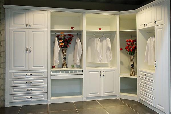 衣柜行業呈現兩極化抓商機搶市場 衣柜行業呈現兩極化抓商機搶市場