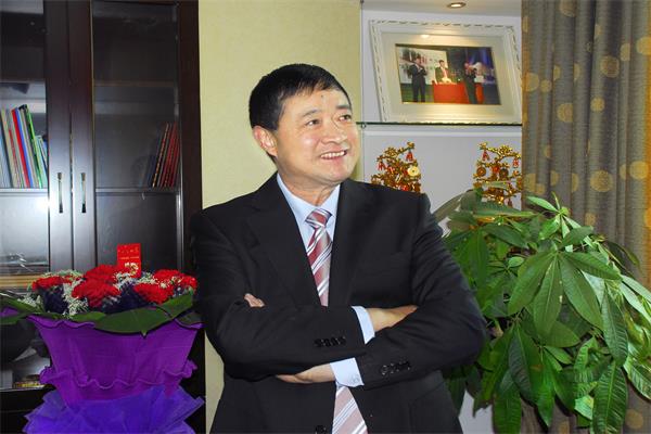 倪方榮:人為本、質立世、誠匯友 倪方榮:人為本、質立世、誠匯友