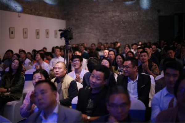 男神歐巴王平仲參加了大自然家居的直播 男神歐巴王平仲參加了大自然家居的直播