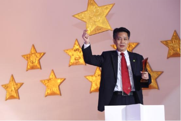 大自然家居佘學(xué)彬榮登中國家居業(yè)最高榮譽(yù)殿堂