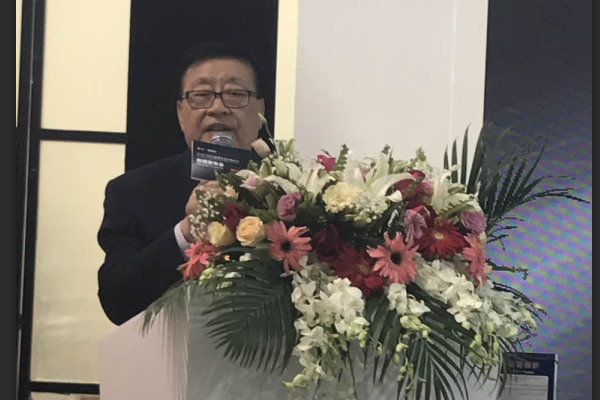 中國木材與木制品流通協會木門專業委員會會長張國林先生上臺致辭 中國木材與木制品流通協會木門專業委員會會長張國林先生上臺致辭