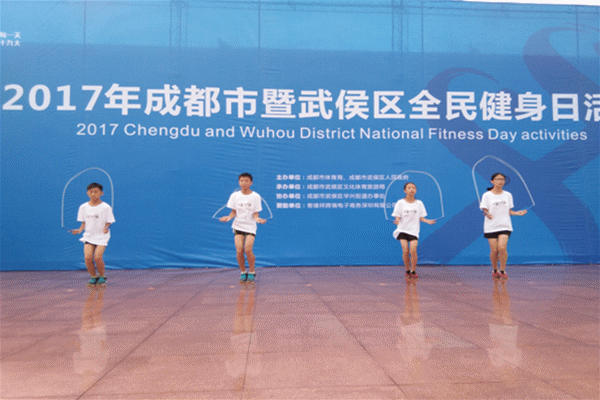 心跳不止! 廣東“殺刀”高手成都秀繩技 心跳不止! 廣東“殺刀”高手成都秀繩技