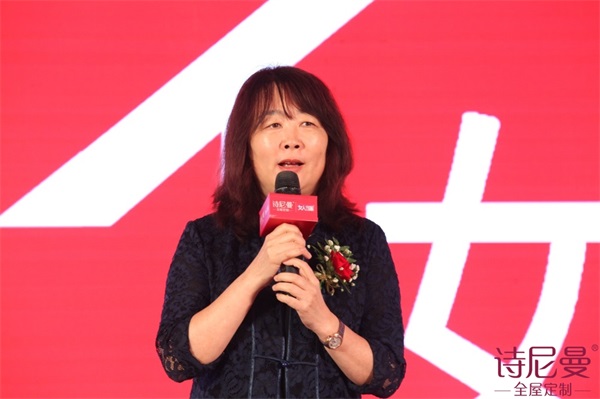 時尚女王海清助陣詩尼曼，女人當家玩轉百搭定制