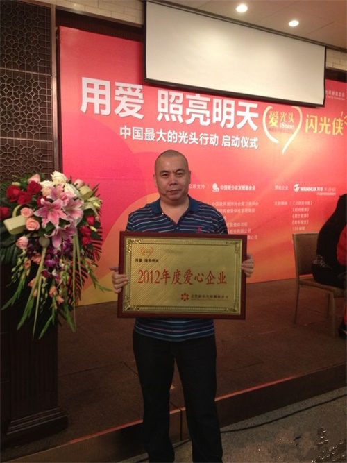 海清代言小水滴基金,聯(lián)合愛心企業(yè)詩尼曼助力公益 海清代言小水滴基金,聯(lián)合愛心企業(yè)詩尼曼助力公益