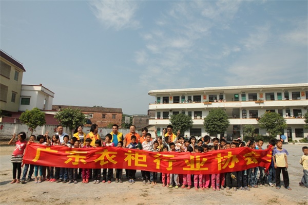 海清代言小水滴基金,聯(lián)合愛心企業(yè)詩尼曼助力公益 海清代言小水滴基金,聯(lián)合愛心企業(yè)詩尼曼助力公益