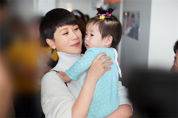 海清代言小水滴基金,聯(lián)合愛心企業(yè)詩尼曼助力公益 海清代言小水滴基金,聯(lián)合愛心企業(yè)詩尼曼助力公益