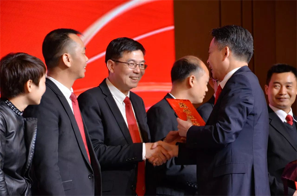 老板獎(jiǎng)390萬(wàn)員工捐69萬(wàn),大自然家居員工大會(huì)燃爆了 老板獎(jiǎng)390萬(wàn)員工捐69萬(wàn),大自然家居員工大會(huì)燃爆了