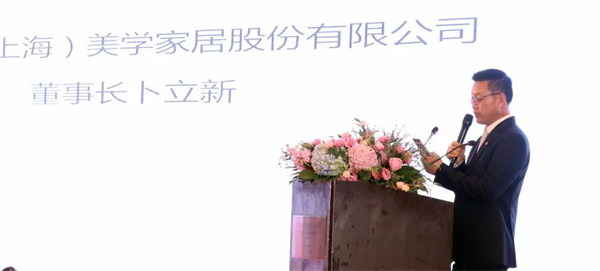 在消費(fèi)升級(jí)的大背景下,在美學(xué)消費(fèi)意識(shí)覺(jué)醒的大趨勢(shì)下,地板行業(yè)有這樣一位先行者——書香門地,以時(shí)尚的設(shè)計(jì)和理念引領(lǐng)市場(chǎng),在產(chǎn)品定位上,始終走高端價(jià)值鏈的方式,倡導(dǎo)“美能增值”的核心消費(fèi)理念,開(kāi)創(chuàng)“美學(xué)”地板先河,順應(yīng)了消費(fèi)需求發(fā)展的趨勢(shì),彌補(bǔ)了國(guó)內(nèi)高端市場(chǎng)的空白。2018年書香門地“聚勢(shì)·創(chuàng)變·領(lǐng)航”的新征程已經(jīng)開(kāi)啟! 在消費(fèi)升級(jí)的大背景下,在美學(xué)消費(fèi)意識(shí)覺(jué)醒的大趨勢(shì)下,地板行業(yè)有這樣一位先行者——書香門地,以時(shí)尚的設(shè)計(jì)和理念引領(lǐng)市場(chǎng),在產(chǎn)品定位上,始終走高端價(jià)值鏈的方式,倡導(dǎo)“美能增值”的核心消費(fèi)理念,開(kāi)創(chuàng)“美學(xué)”地板先河,順應(yīng)了消費(fèi)需求發(fā)展的趨勢(shì),彌補(bǔ)了國(guó)內(nèi)高端市場(chǎng)的空白。2018年書香門地“聚勢(shì)·創(chuàng)變·領(lǐng)航”的新征程已經(jīng)開(kāi)啟!