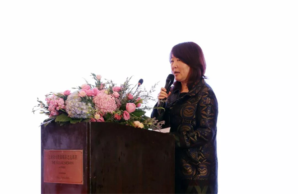 在消費(fèi)升級(jí)的大背景下,在美學(xué)消費(fèi)意識(shí)覺(jué)醒的大趨勢(shì)下,地板行業(yè)有這樣一位先行者——書香門地,以時(shí)尚的設(shè)計(jì)和理念引領(lǐng)市場(chǎng),在產(chǎn)品定位上,始終走高端價(jià)值鏈的方式,倡導(dǎo)“美能增值”的核心消費(fèi)理念,開(kāi)創(chuàng)“美學(xué)”地板先河,順應(yīng)了消費(fèi)需求發(fā)展的趨勢(shì),彌補(bǔ)了國(guó)內(nèi)高端市場(chǎng)的空白。2018年書香門地“聚勢(shì)·創(chuàng)變·領(lǐng)航”的新征程已經(jīng)開(kāi)啟! 在消費(fèi)升級(jí)的大背景下,在美學(xué)消費(fèi)意識(shí)覺(jué)醒的大趨勢(shì)下,地板行業(yè)有這樣一位先行者——書香門地,以時(shí)尚的設(shè)計(jì)和理念引領(lǐng)市場(chǎng),在產(chǎn)品定位上,始終走高端價(jià)值鏈的方式,倡導(dǎo)“美能增值”的核心消費(fèi)理念,開(kāi)創(chuàng)“美學(xué)”地板先河,順應(yīng)了消費(fèi)需求發(fā)展的趨勢(shì),彌補(bǔ)了國(guó)內(nèi)高端市場(chǎng)的空白。2018年書香門地“聚勢(shì)·創(chuàng)變·領(lǐng)航”的新征程已經(jīng)開(kāi)啟!