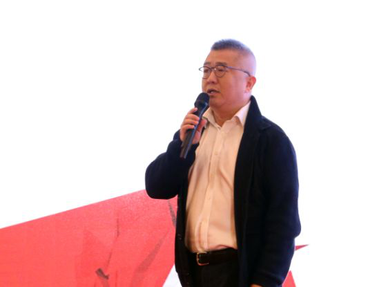 在消費(fèi)升級(jí)的大背景下,在美學(xué)消費(fèi)意識(shí)覺(jué)醒的大趨勢(shì)下,地板行業(yè)有這樣一位先行者——書香門地,以時(shí)尚的設(shè)計(jì)和理念引領(lǐng)市場(chǎng),在產(chǎn)品定位上,始終走高端價(jià)值鏈的方式,倡導(dǎo)“美能增值”的核心消費(fèi)理念,開(kāi)創(chuàng)“美學(xué)”地板先河,順應(yīng)了消費(fèi)需求發(fā)展的趨勢(shì),彌補(bǔ)了國(guó)內(nèi)高端市場(chǎng)的空白。2018年書香門地“聚勢(shì)·創(chuàng)變·領(lǐng)航”的新征程已經(jīng)開(kāi)啟! 在消費(fèi)升級(jí)的大背景下,在美學(xué)消費(fèi)意識(shí)覺(jué)醒的大趨勢(shì)下,地板行業(yè)有這樣一位先行者——書香門地,以時(shí)尚的設(shè)計(jì)和理念引領(lǐng)市場(chǎng),在產(chǎn)品定位上,始終走高端價(jià)值鏈的方式,倡導(dǎo)“美能增值”的核心消費(fèi)理念,開(kāi)創(chuàng)“美學(xué)”地板先河,順應(yīng)了消費(fèi)需求發(fā)展的趨勢(shì),彌補(bǔ)了國(guó)內(nèi)高端市場(chǎng)的空白。2018年書香門地“聚勢(shì)·創(chuàng)變·領(lǐng)航”的新征程已經(jīng)開(kāi)啟!