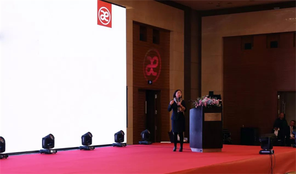 在消費(fèi)升級(jí)的大背景下,在美學(xué)消費(fèi)意識(shí)覺(jué)醒的大趨勢(shì)下,地板行業(yè)有這樣一位先行者——書香門地,以時(shí)尚的設(shè)計(jì)和理念引領(lǐng)市場(chǎng),在產(chǎn)品定位上,始終走高端價(jià)值鏈的方式,倡導(dǎo)“美能增值”的核心消費(fèi)理念,開(kāi)創(chuàng)“美學(xué)”地板先河,順應(yīng)了消費(fèi)需求發(fā)展的趨勢(shì),彌補(bǔ)了國(guó)內(nèi)高端市場(chǎng)的空白。2018年書香門地“聚勢(shì)·創(chuàng)變·領(lǐng)航”的新征程已經(jīng)開(kāi)啟! 在消費(fèi)升級(jí)的大背景下,在美學(xué)消費(fèi)意識(shí)覺(jué)醒的大趨勢(shì)下,地板行業(yè)有這樣一位先行者——書香門地,以時(shí)尚的設(shè)計(jì)和理念引領(lǐng)市場(chǎng),在產(chǎn)品定位上,始終走高端價(jià)值鏈的方式,倡導(dǎo)“美能增值”的核心消費(fèi)理念,開(kāi)創(chuàng)“美學(xué)”地板先河,順應(yīng)了消費(fèi)需求發(fā)展的趨勢(shì),彌補(bǔ)了國(guó)內(nèi)高端市場(chǎng)的空白。2018年書香門地“聚勢(shì)·創(chuàng)變·領(lǐng)航”的新征程已經(jīng)開(kāi)啟!