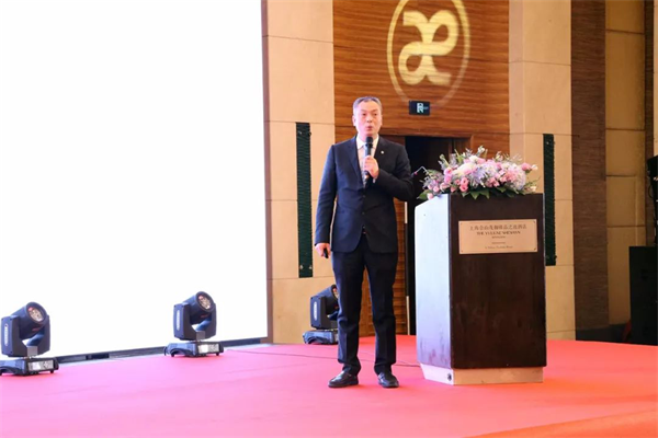 在消費(fèi)升級(jí)的大背景下,在美學(xué)消費(fèi)意識(shí)覺(jué)醒的大趨勢(shì)下,地板行業(yè)有這樣一位先行者——書香門地,以時(shí)尚的設(shè)計(jì)和理念引領(lǐng)市場(chǎng),在產(chǎn)品定位上,始終走高端價(jià)值鏈的方式,倡導(dǎo)“美能增值”的核心消費(fèi)理念,開(kāi)創(chuàng)“美學(xué)”地板先河,順應(yīng)了消費(fèi)需求發(fā)展的趨勢(shì),彌補(bǔ)了國(guó)內(nèi)高端市場(chǎng)的空白。2018年書香門地“聚勢(shì)·創(chuàng)變·領(lǐng)航”的新征程已經(jīng)開(kāi)啟! 在消費(fèi)升級(jí)的大背景下,在美學(xué)消費(fèi)意識(shí)覺(jué)醒的大趨勢(shì)下,地板行業(yè)有這樣一位先行者——書香門地,以時(shí)尚的設(shè)計(jì)和理念引領(lǐng)市場(chǎng),在產(chǎn)品定位上,始終走高端價(jià)值鏈的方式,倡導(dǎo)“美能增值”的核心消費(fèi)理念,開(kāi)創(chuàng)“美學(xué)”地板先河,順應(yīng)了消費(fèi)需求發(fā)展的趨勢(shì),彌補(bǔ)了國(guó)內(nèi)高端市場(chǎng)的空白。2018年書香門地“聚勢(shì)·創(chuàng)變·領(lǐng)航”的新征程已經(jīng)開(kāi)啟!