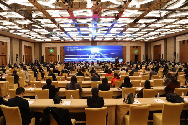 在消費(fèi)升級(jí)的大背景下,在美學(xué)消費(fèi)意識(shí)覺(jué)醒的大趨勢(shì)下,地板行業(yè)有這樣一位先行者——書香門地,以時(shí)尚的設(shè)計(jì)和理念引領(lǐng)市場(chǎng),在產(chǎn)品定位上,始終走高端價(jià)值鏈的方式,倡導(dǎo)“美能增值”的核心消費(fèi)理念,開(kāi)創(chuàng)“美學(xué)”地板先河,順應(yīng)了消費(fèi)需求發(fā)展的趨勢(shì),彌補(bǔ)了國(guó)內(nèi)高端市場(chǎng)的空白。2018年書香門地“聚勢(shì)·創(chuàng)變·領(lǐng)航”的新征程已經(jīng)開(kāi)啟! 在消費(fèi)升級(jí)的大背景下,在美學(xué)消費(fèi)意識(shí)覺(jué)醒的大趨勢(shì)下,地板行業(yè)有這樣一位先行者——書香門地,以時(shí)尚的設(shè)計(jì)和理念引領(lǐng)市場(chǎng),在產(chǎn)品定位上,始終走高端價(jià)值鏈的方式,倡導(dǎo)“美能增值”的核心消費(fèi)理念,開(kāi)創(chuàng)“美學(xué)”地板先河,順應(yīng)了消費(fèi)需求發(fā)展的趨勢(shì),彌補(bǔ)了國(guó)內(nèi)高端市場(chǎng)的空白。2018年書香門地“聚勢(shì)·創(chuàng)變·領(lǐng)航”的新征程已經(jīng)開(kāi)啟!