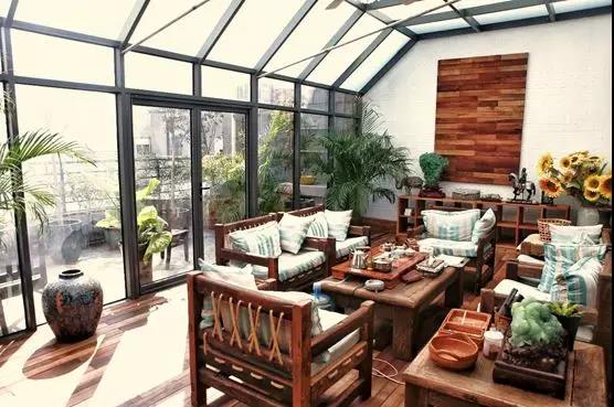 陽光灑在枝蔓上 投下斑駁的影子 天花的時間印記 融于空間本身 空間隨著時間變化 隨著陽光生長 它 是有生命的 陽光灑在枝蔓上 投下斑駁的影子 天花的時間印記 融于空間本身 空間隨著時間變化 隨著陽光生長 它 是有生命的