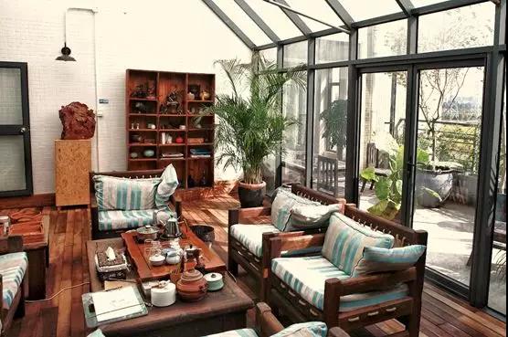 陽光灑在枝蔓上 投下斑駁的影子 天花的時間印記 融于空間本身 空間隨著時間變化 隨著陽光生長 它 是有生命的 陽光灑在枝蔓上 投下斑駁的影子 天花的時間印記 融于空間本身 空間隨著時間變化 隨著陽光生長 它 是有生命的