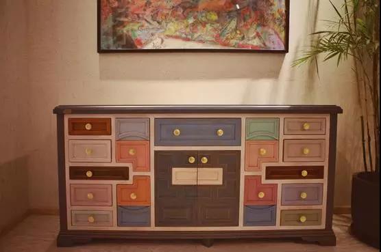 陽光灑在枝蔓上 投下斑駁的影子 天花的時間印記 融于空間本身 空間隨著時間變化 隨著陽光生長 它 是有生命的 陽光灑在枝蔓上 投下斑駁的影子 天花的時間印記 融于空間本身 空間隨著時間變化 隨著陽光生長 它 是有生命的