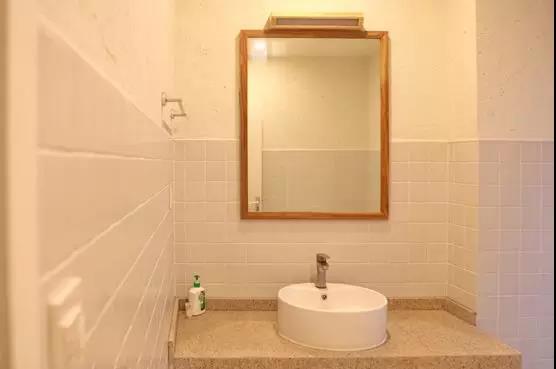 陽光灑在枝蔓上 投下斑駁的影子 天花的時間印記 融于空間本身 空間隨著時間變化 隨著陽光生長 它 是有生命的 陽光灑在枝蔓上 投下斑駁的影子 天花的時間印記 融于空間本身 空間隨著時間變化 隨著陽光生長 它 是有生命的