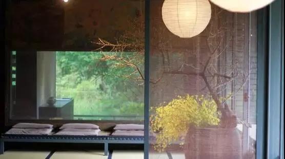 藍色是天空的色彩 他是有生命的 在我們的設(shè)計里 經(jīng)常會用到各種藍 你想象一下 家中擁有那抹藍 就像擁有了一片天空 藍色是天空的色彩 他是有生命的 在我們的設(shè)計里 經(jīng)常會用到各種藍 你想象一下 家中擁有那抹藍 就像擁有了一片天空