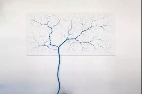 藍色是天空的色彩 他是有生命的 在我們的設(shè)計里 經(jīng)常會用到各種藍 你想象一下 家中擁有那抹藍 就像擁有了一片天空 藍色是天空的色彩 他是有生命的 在我們的設(shè)計里 經(jīng)常會用到各種藍 你想象一下 家中擁有那抹藍 就像擁有了一片天空