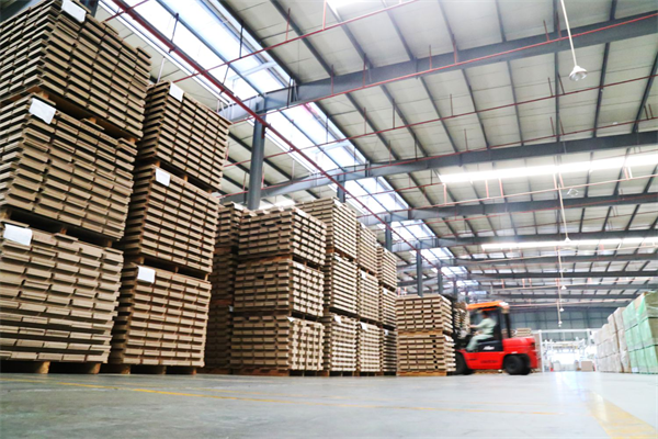 莫干山地板專注環(huán)保25年，通過中國(guó)環(huán)境標(biāo)志認(rèn)證和FSC國(guó)際森林認(rèn)證，并先后獲得“中國(guó)地板十大環(huán)保品牌”“中國(guó)地板十大影響力品牌”“中國(guó)地板國(guó)家品牌”等諸多榮譽(yù)。