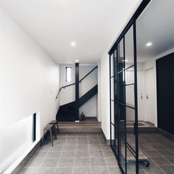 極簡家居，房間簡潔而精致