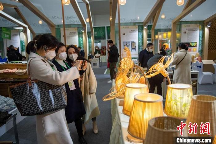 竹編家居工藝品吸引參觀者拍照。 劉忠俊 攝 竹編家居工藝品吸引參觀者拍照。 劉忠俊 攝