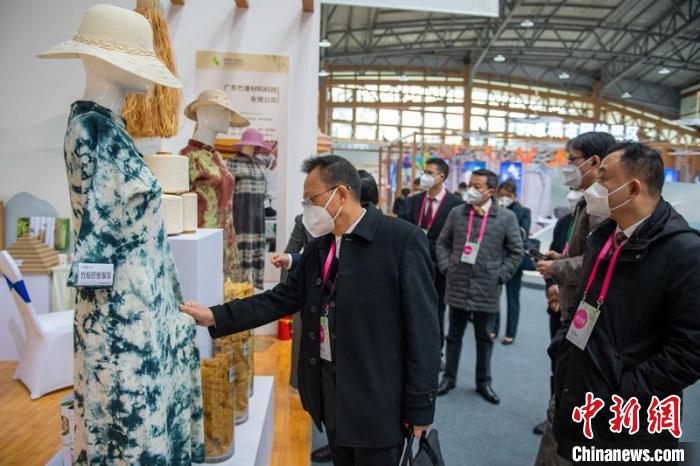 竹原纖維服裝吸引參觀者。 劉忠俊 攝 竹原纖維服裝吸引參觀者。 劉忠俊 攝