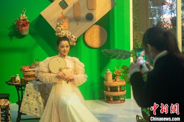 現場展示以竹為主題的家居工藝品吸引參觀者。 劉忠俊 攝 現場展示以竹為主題的家居工藝品吸引參觀者。 劉忠俊 攝