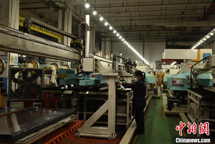 圖為美心集團的門業(yè)智能化生產車間。 張旭 攝 圖為美心集團的門業(yè)智能化生產車間。 張旭 攝