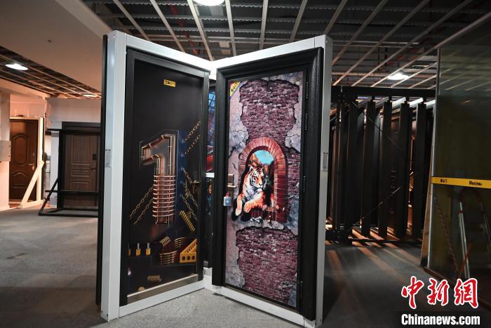 圖為老虎主題的“定制打印門”。 張旭 攝 圖為老虎主題的“定制打印門”。 張旭 攝