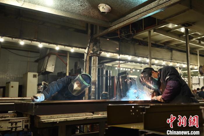 圖為美心集團的工人正在作業(yè)。 張旭 攝 圖為美心集團的工人正在作業(yè)。 張旭 攝