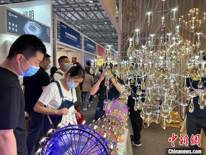 本屆古鎮(zhèn)燈博會(huì)共吸引超3500家企業(yè)參展,為歷屆參展之最 張明 攝 本屆古鎮(zhèn)燈博會(huì)共吸引超3500家企業(yè)參展,為歷屆參展之最 張明 攝