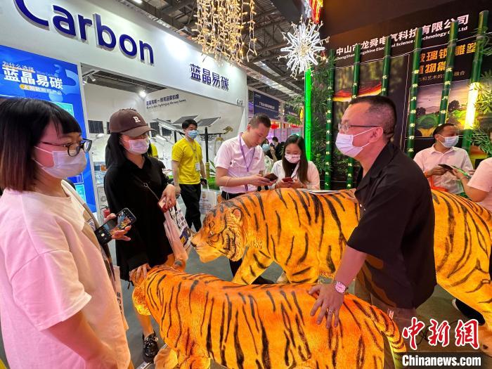 專業(yè)買(mǎi)家正在與燈飾賣(mài)家在洽談中 張明 攝 專業(yè)買(mǎi)家正在與燈飾賣(mài)家在洽談中 張明 攝