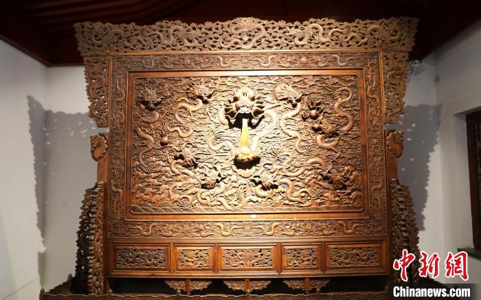 圖為青海永錄民俗博物館內(nèi)珍藏的中式家具。 薛蒂 攝 圖為青海永錄民俗博物館內(nèi)珍藏的中式家具。 薛蒂 攝